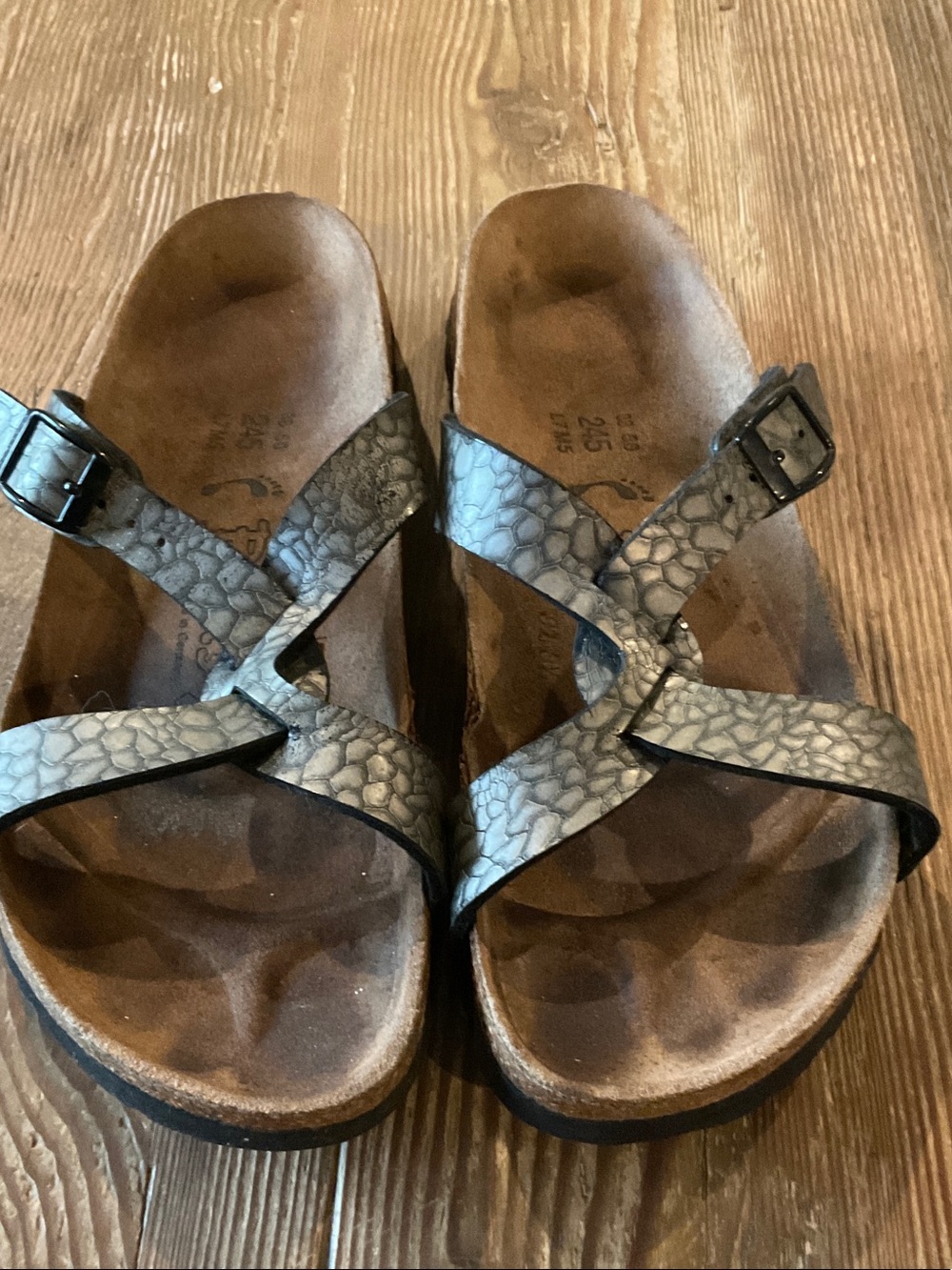 Women's Crisscross Comfort Sandals - Metallic Gray